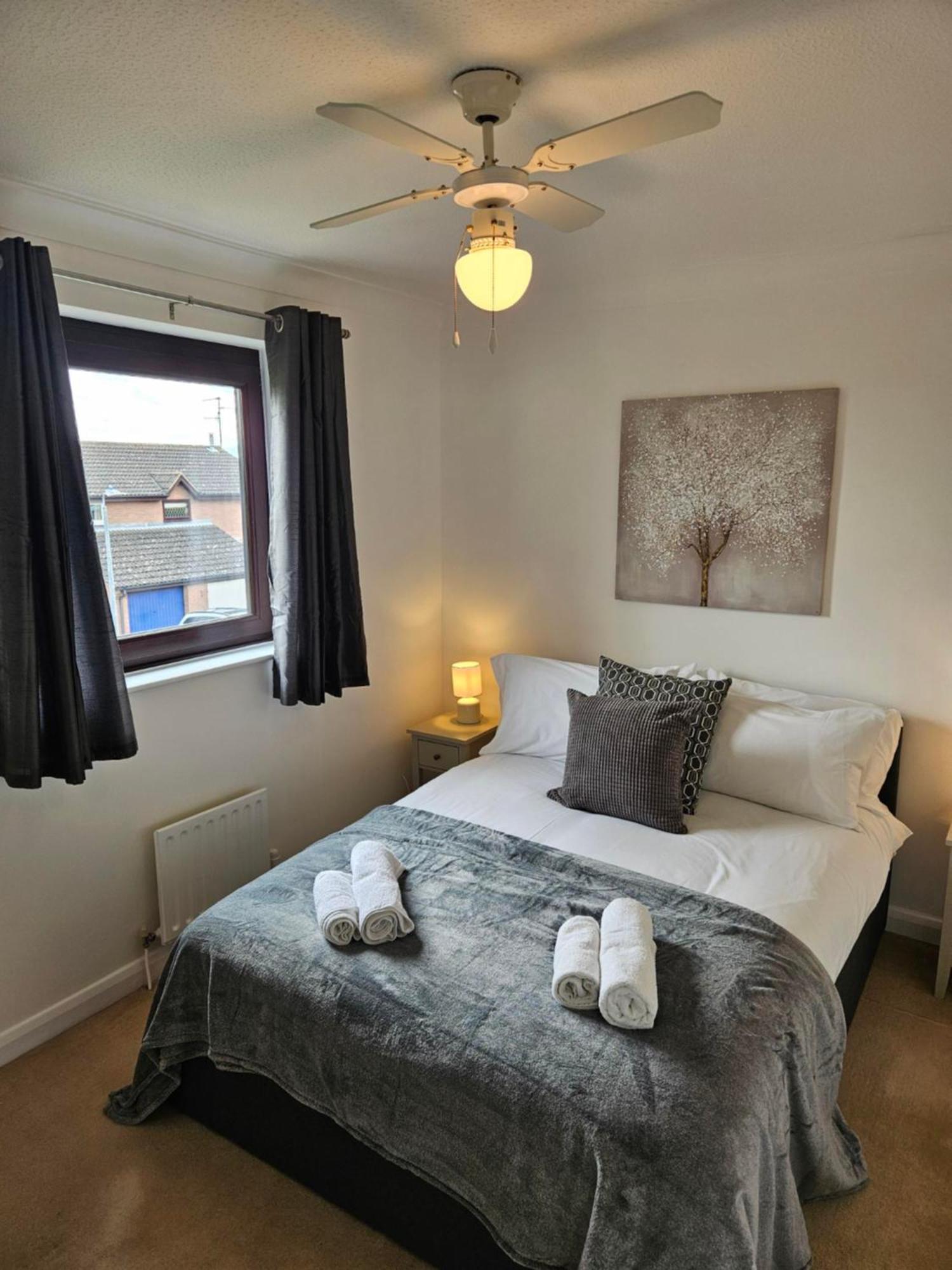 Redcot Gardens Stamford 4 Bed Contractor Familt Home With Parking Exterior photo